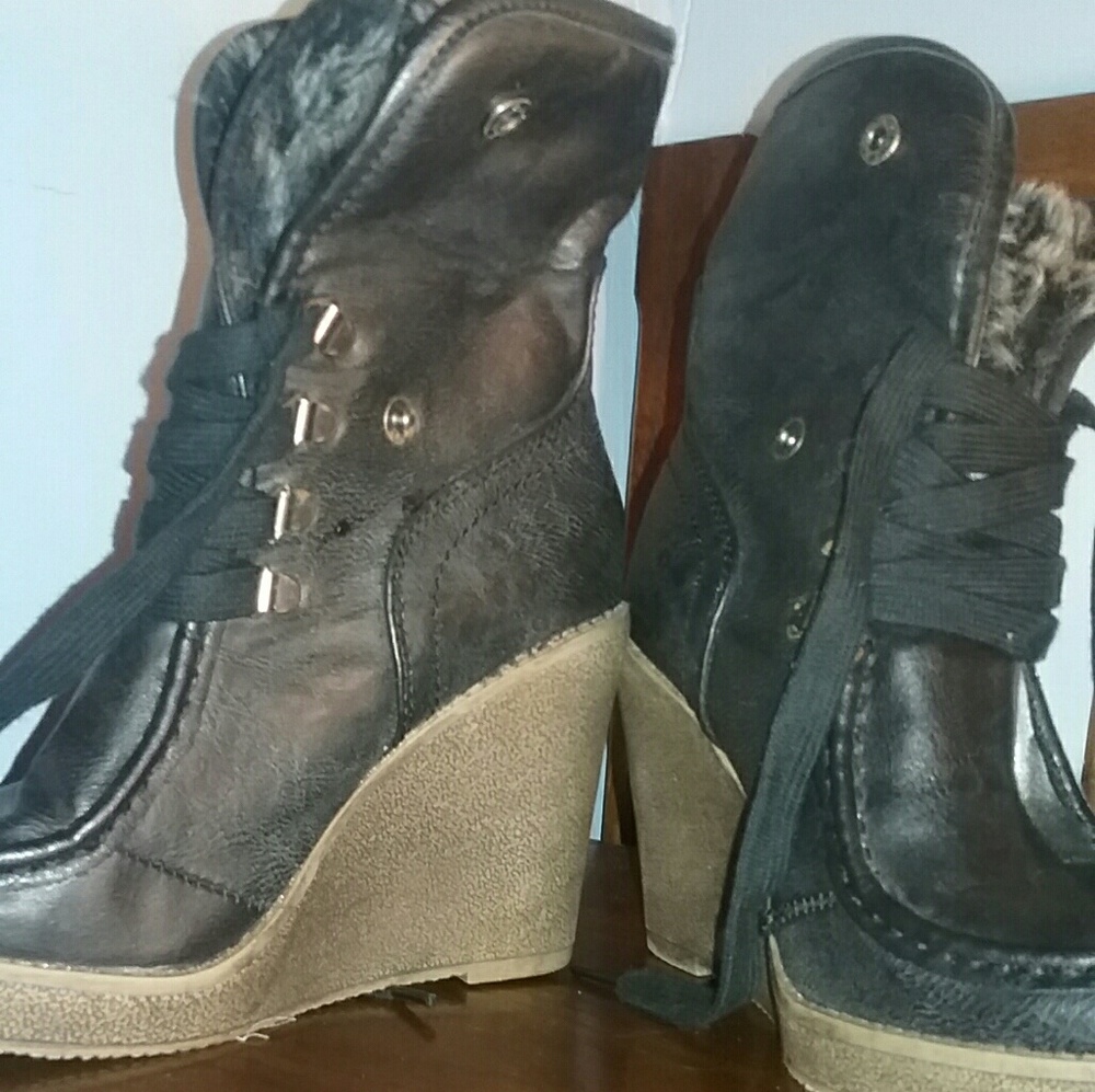 Size 6 lace up heel boots with the fur